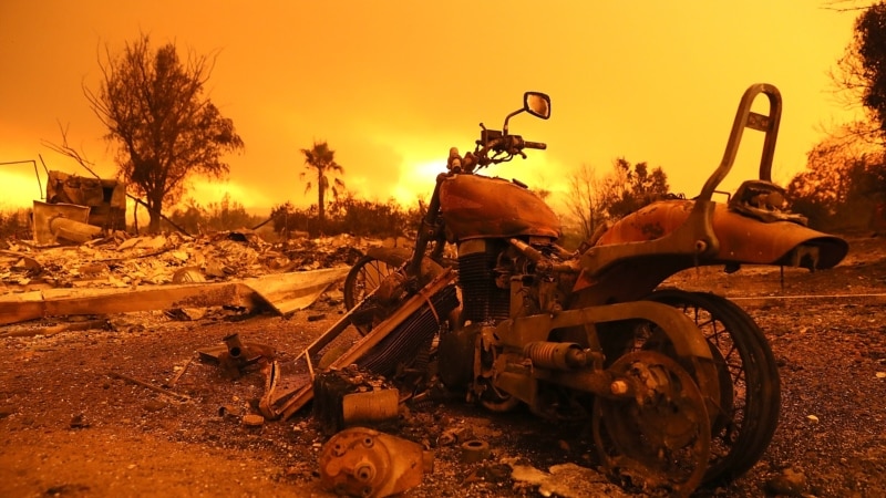 Пожарите во Калифорнија принудија 50.000 луѓе да ги напуштат домовите