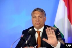 Premierul Viktor Orban, gesticulând la o conferință de presă la Consiliul European, Bruxelles, 3 septembrie 2015