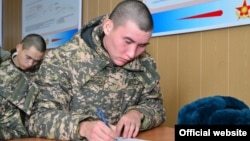Қазақстан қарулы күштері сарбаздары. (Қорғаныс министрлігі сайтындағы сурет.)