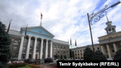 Бишкек мэриясы жана шаардык кеңеш жайгашкан имарат. 