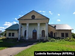 Закрытый клуб, местная головная боль