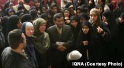 Në këtë fotografi të publikuar nga agjencia iraniane e lajmeve, IQNA, shihet Ikballe Huduti pranë ish-presidentit iranian, Mahmoud Ahmadinehad, në Iran.