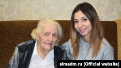 Варвара Руда (ліворуч) приймає вітання зі 100-річчям