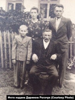 Подружжя Марії та Михайла Рогачуків та батьком Марії Миколою (знизу праворуч)