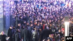 Қытайдағы Apple дүкенінің алдында кезекке тұрған халық қозғалысын полиция реттей алмай жатыр. Пекин, 13 қаңтар 2012 жыл.