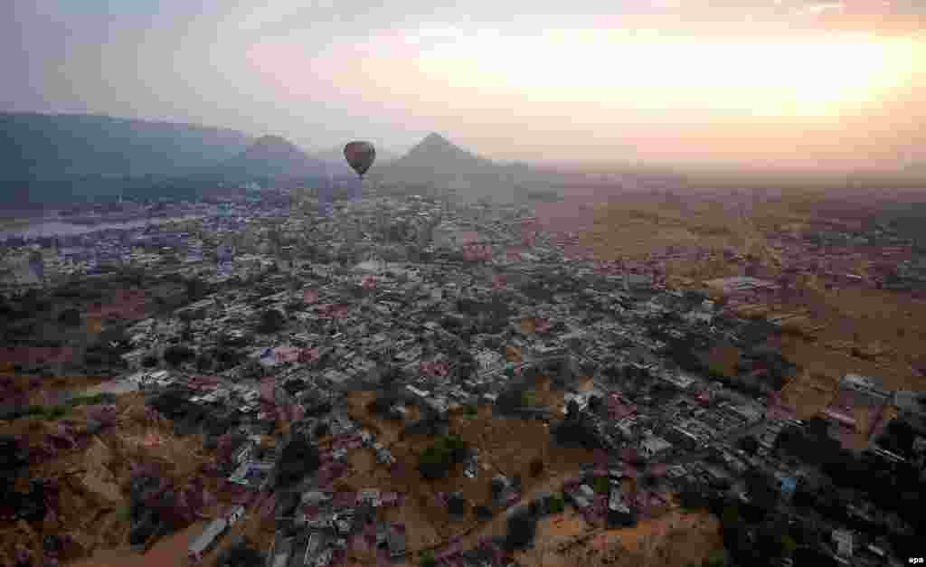 A bird&#39;s-eye-view of Pushkar, India, from a hot-air balloon&nbsp;during&nbsp;the annual Pushkar Fair. (epa) 