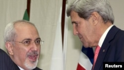 АҚШ мемлекеттік хатшысы Джон Керри (оң жақта) мен Иран сыртқы істер министрі Мохаммад Жавад Зариф. Женева, 24 қараша 2013 жыл.