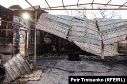 Сгоревшие постройки во дворе частного дома. Село Масанчи, Жамбылская область. 26 февраля 2020 года.