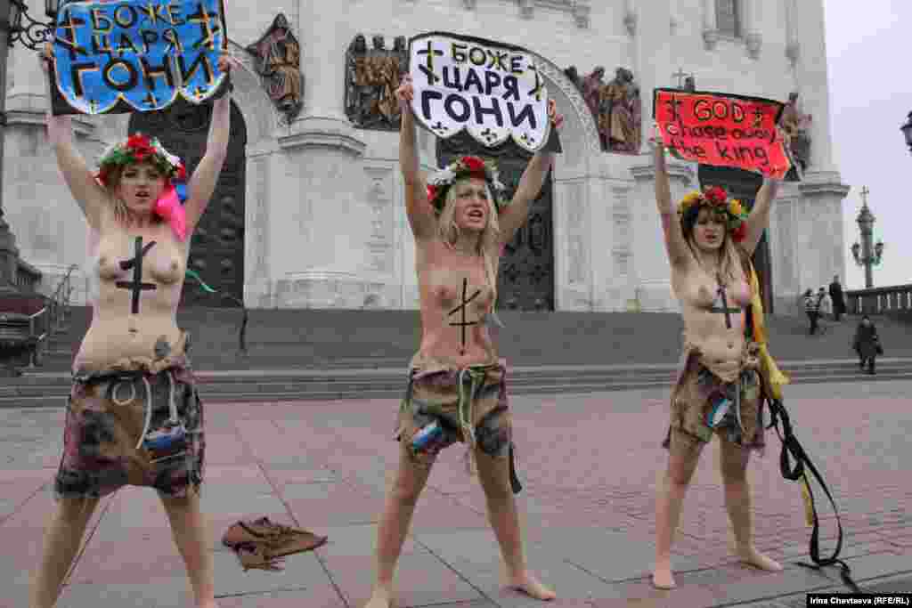 Активистки од организацијата Фемен со перформанс во Москва против изборните манипулации на парламентарните избори во Русија.