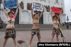 "Фемен" кызлары Мәскәүдә сайлаудан соң Путин хакимиятенә ризасызлык белдерә