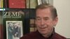 Vaclav Havel răspunzînd reporterilor Europei Libere