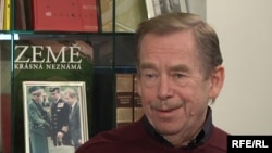 Vaclav Havel răspunzînd reporterilor Europei Libere