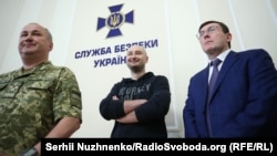 Справа наліво: Василь Грицак, Аркадій Бабченко та Юрій Луценко під час брифінгу в СБУ, 30 травня 2018 року