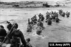 Амэрыканскія войскі высадзіліся на пляжах Нармандыі (паўночны захад Францыі), каб прыйсьці ў якасьці падмацаваньня падчас гістарычнага дня Д, 6 чэрвеня 1944 года