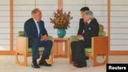 Kazakh President Nursultan Nazarbaev (left) talks with Japan's Emperor Akihito at the Imperial Palace in Tokyo on November 7.
