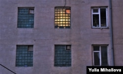 Окна пятиэтажного общежития, Ботаника, Кишинев