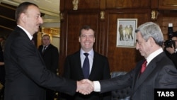 Dmitry Medvedev (ortada), Ilham Əliyev və Serzh Sarkisian, 2012