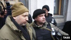 Александр Турчинов (слева), только что утвержденный Верховной Радой в качестве временного главы государства,22 февраля 2014