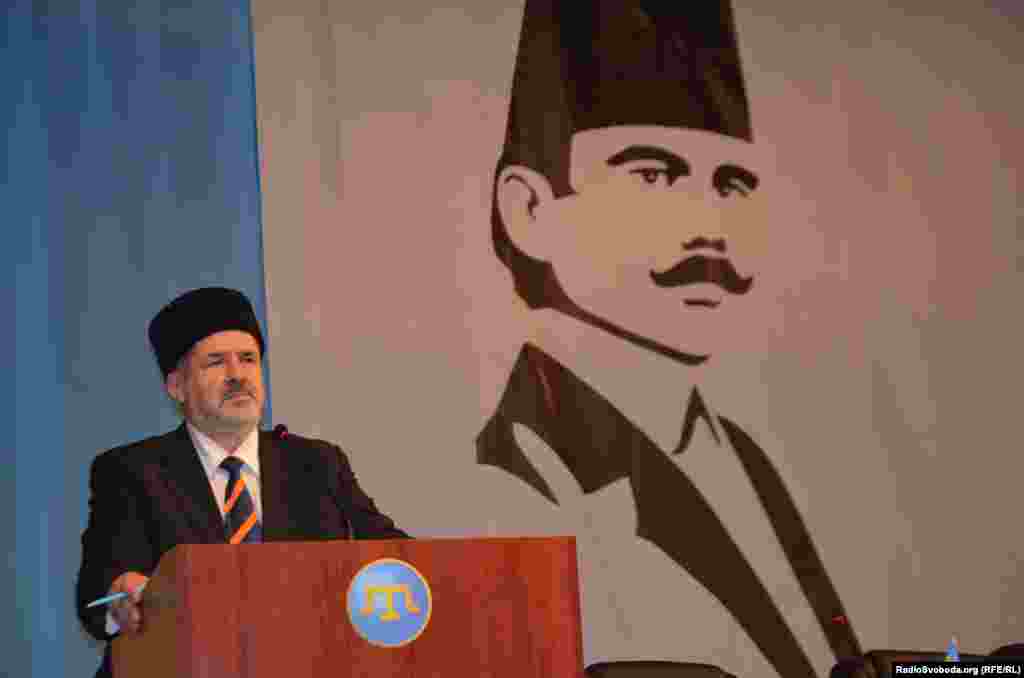 Refat Çubarov Qırımtatar Milliy Meclisiniñ yañı reisi olaraq saylana, Aqmescit, 2013 senesi oktâbrniñ 28-i. Qurultayda onıñ namzetine 126 delegat rey berdi, 114-ü Remzi İlyasovğa qoltuttı. Yıllar devamında Meclis reisi olğan Mustafa Cemilev namzetini köstermege razı olmadı, amma yañı Meclis reisine yardım etecek, dep ayttı