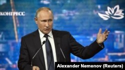 Vladimir Putin Şərq İqtisadi Forumunda