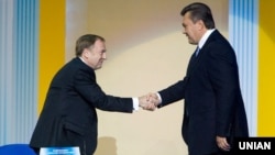 Тодішні президент України Віктор Янукович (праворуч) та міністр юстиції Олександр Лавринович, 5 жовтня 2010 року. Фото ілюстративне 