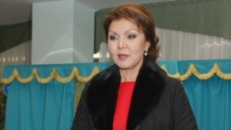 Qazaqstan prezidenti Nwrswltan Nazarbaevtıñ ülken qızı Dariğa Nazarbaeva saylau uçaskesinde twr. Astana, 15 qañtar 2012 jıl.