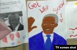 Бумажки с молитвами за Нельсона Манделу на стене клиники, где он лечился