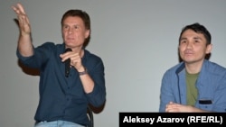 После просмотра фильма прошло его обсуждение с участием режиссера Адильхана Ержанова (справа). Слева – киновед Олег Борецкий. Алматы, 21 апреля 2016 года.