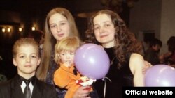 Елена Ермакова (справа) со своими детьми