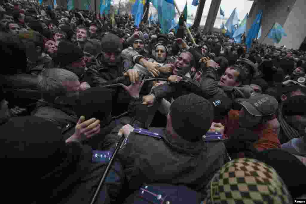 Ukrainian police try to separate the opposing sides on February 26.