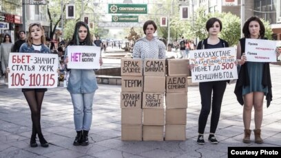 Есіктен бір қыз секске қарап тұр