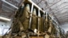 Ukrajnába küldendő tüzérségi lőszerek az amerikai légierő egyik támaszpontján