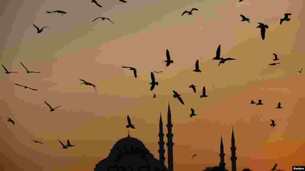 The sun sets over the Ottoman-era Suleymaniye Mosque in Istanbul. (Reuters/Murad Sezer)