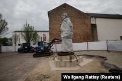 Китайский подарок Германии - статуя Карла Маркса во время ее установки в Трире в апреле 2018 года