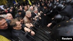 В этот раз власти лучше подготовились к действиям протестующих - парламент охраняло вдвое больше спецназовцев (Киев, 3 ноября 2011 года)