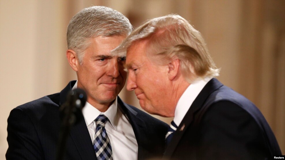 Prezident Donald Trump və Neil Gorsuch 