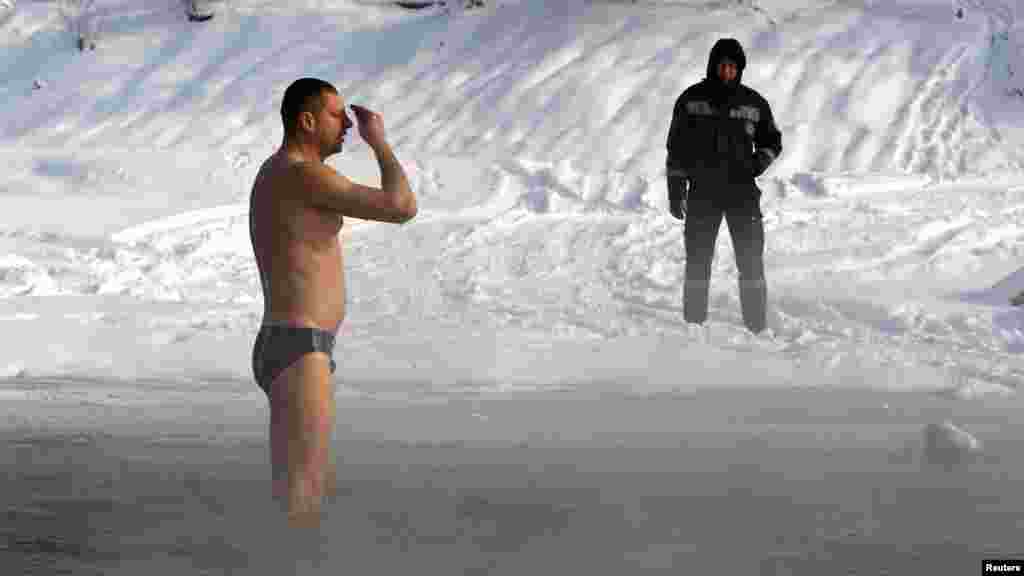Boboteaza la Almat&icirc;, capitala Kazahstanului: scufundarea &icirc;n apele r&acirc;ului Almat&icirc;nka, 19 ianuarie.&nbsp; (REUTERS/Shamil Zhumatov)
