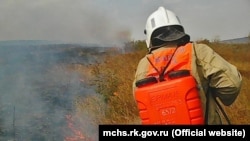 Пожарный тушит возгорание в Ленинском районе Крыма