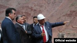Tajik President Emomali Rahmon visits Roghun in May 2008