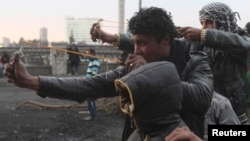 محتجون يقذفون شرطة مكافحة الشغب بالأحجار الصغيرة في القاهرة