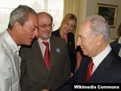 Cu scriitorii Paul Auster și Salman Rushdie și premierul Shimon Peres la New York