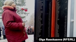 Хабаровск. Пожилая женщина ищет имя своего родственника на мемориальной стене