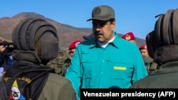Վենեսուելայի նախագահ Նիկոլաս Մադուրոն
ողջունում է զորավարժությունների մասնակից զինծառայողներին, Նագուանագուա, Կարաբոբոյի նահանգ, 27 հունվարի, 2019թ.