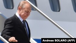 Президент России Владимир Путин сходит с трапа самолёта