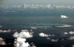 Вид на один из искусственных островов, возводимых Китаем в Южно-Китайском море