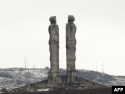 Незаконченный монумент "Мир и Братство" в турецком городе Карс в честь добрососедских отношений с Арменией. 16 апреля 2010 года.