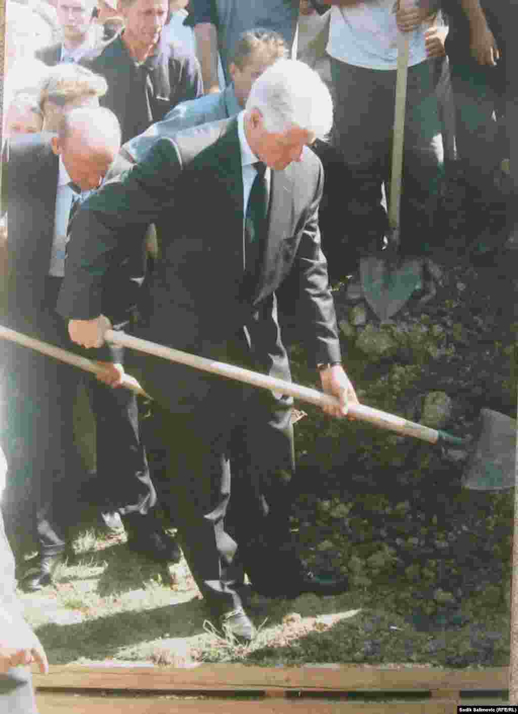 Bivši američki predsjednik Bill Clinton zvanično je otvorio Memorijalni centar Potočari 20. septembra 2003. godine. 