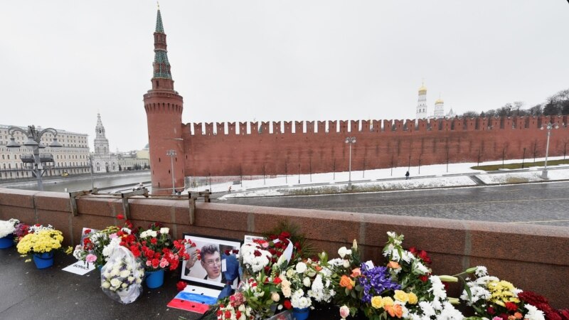 Отстранет споменикот на Немцов поставен во близина на Кремљ