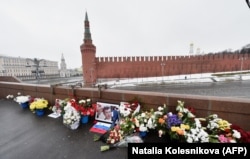 Народный мемориал на месте убийства Бориса Немцова