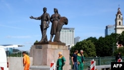 Рабочие готовятся к сносу памятников советского времени. 